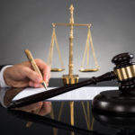 Adwokat to radca, jakiego zadaniem jest sprawianie pomocy prawnej.